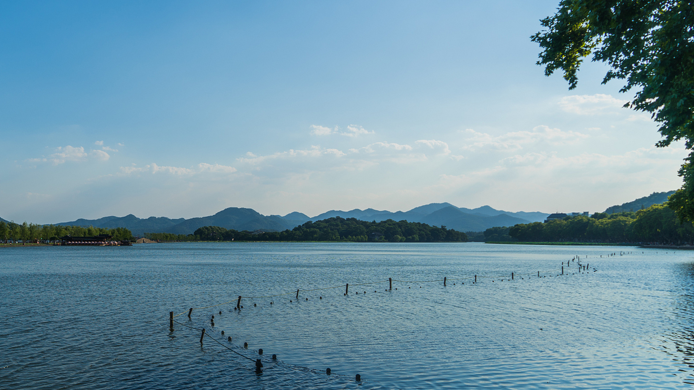 东钱湖,这片位于浙江省宁波市鄞州区的湖泊和风景名胜区,不仅是自然之