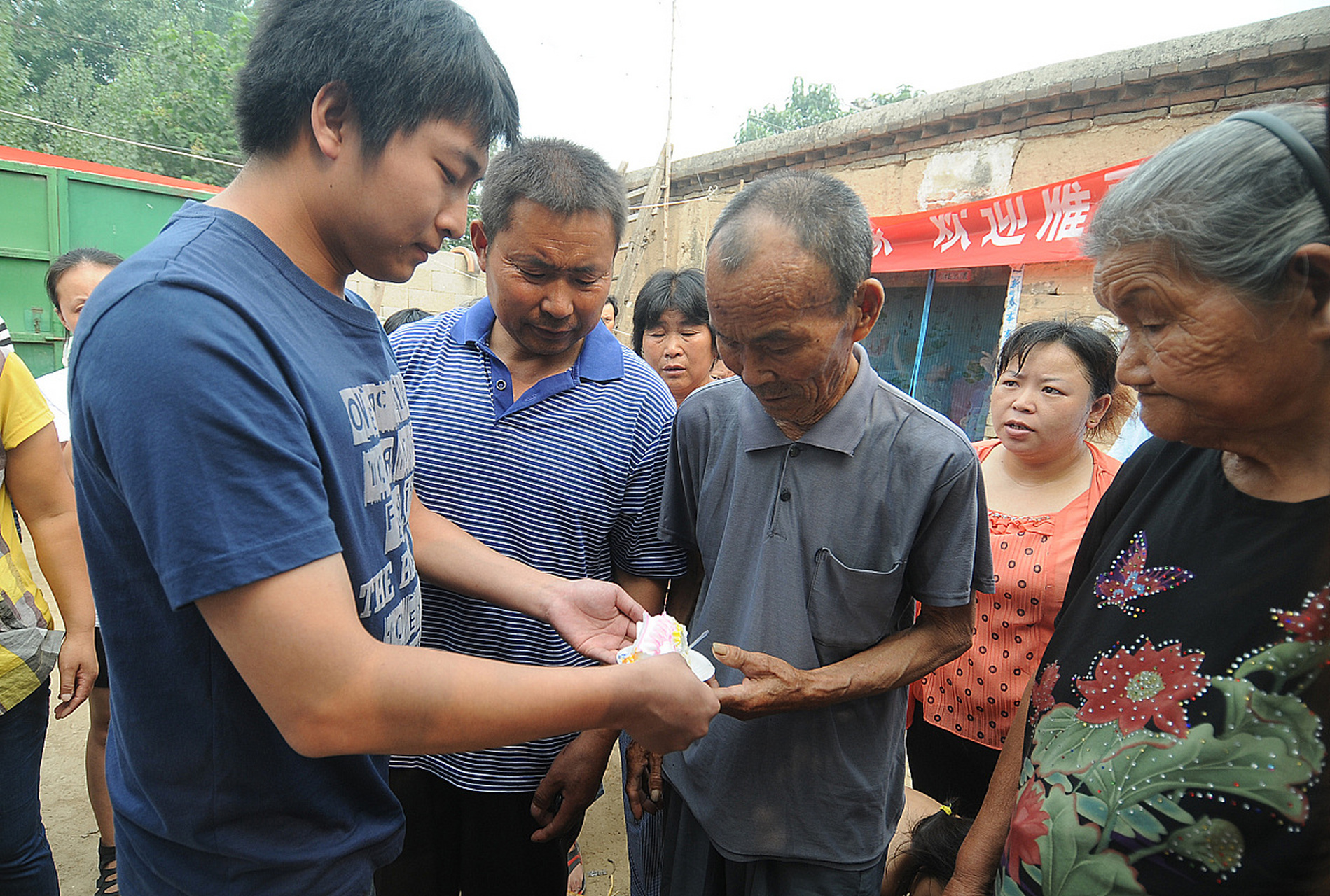 郭刚堂与郭振认亲后热度非常之高,网上大批的文章试图捆绑郭振状告其