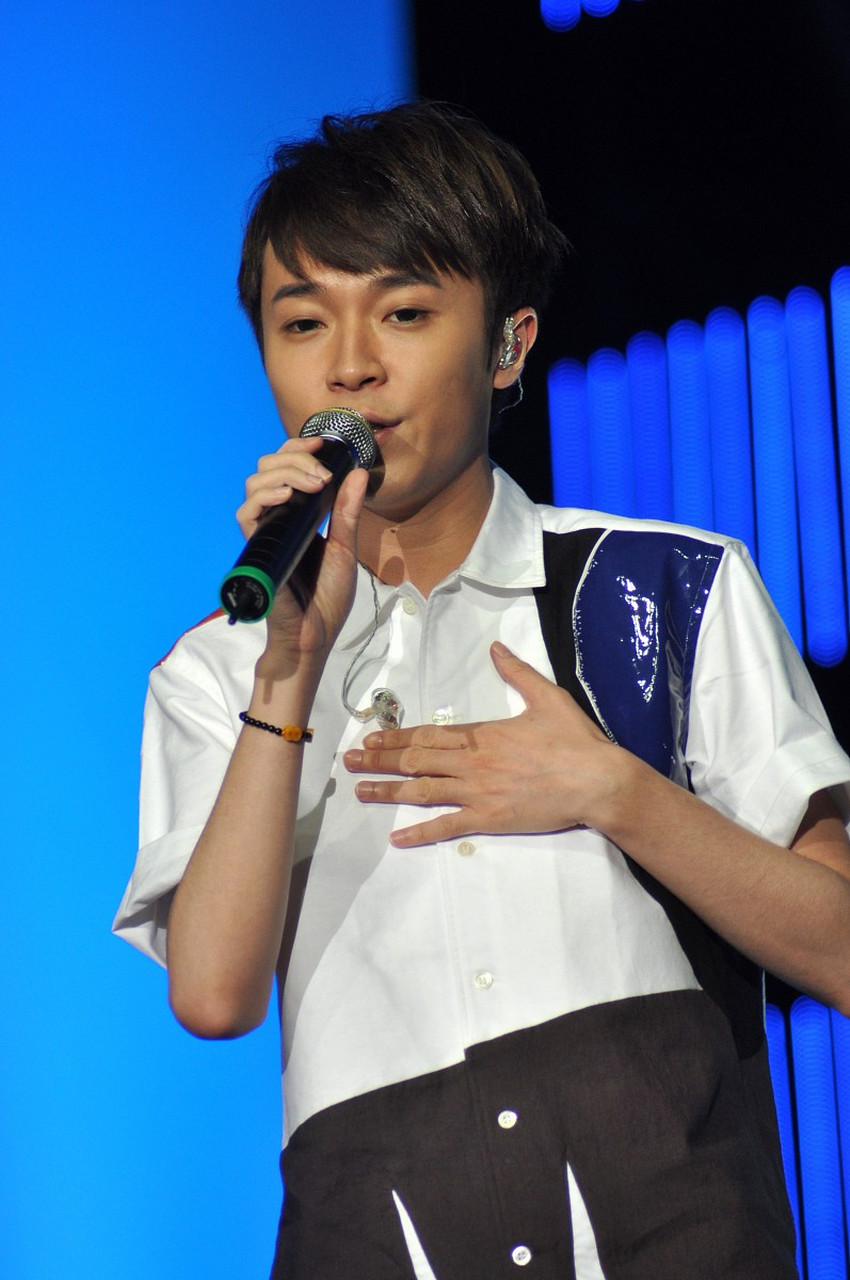 吴青峰刚举办见面会时,公布了明年将举行"20年一刻"巡演.
