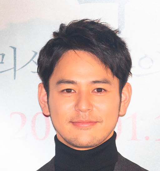 妻夫木聪赴韩宣传新片《愚行录》绅士造型尽显儒雅成熟魅力