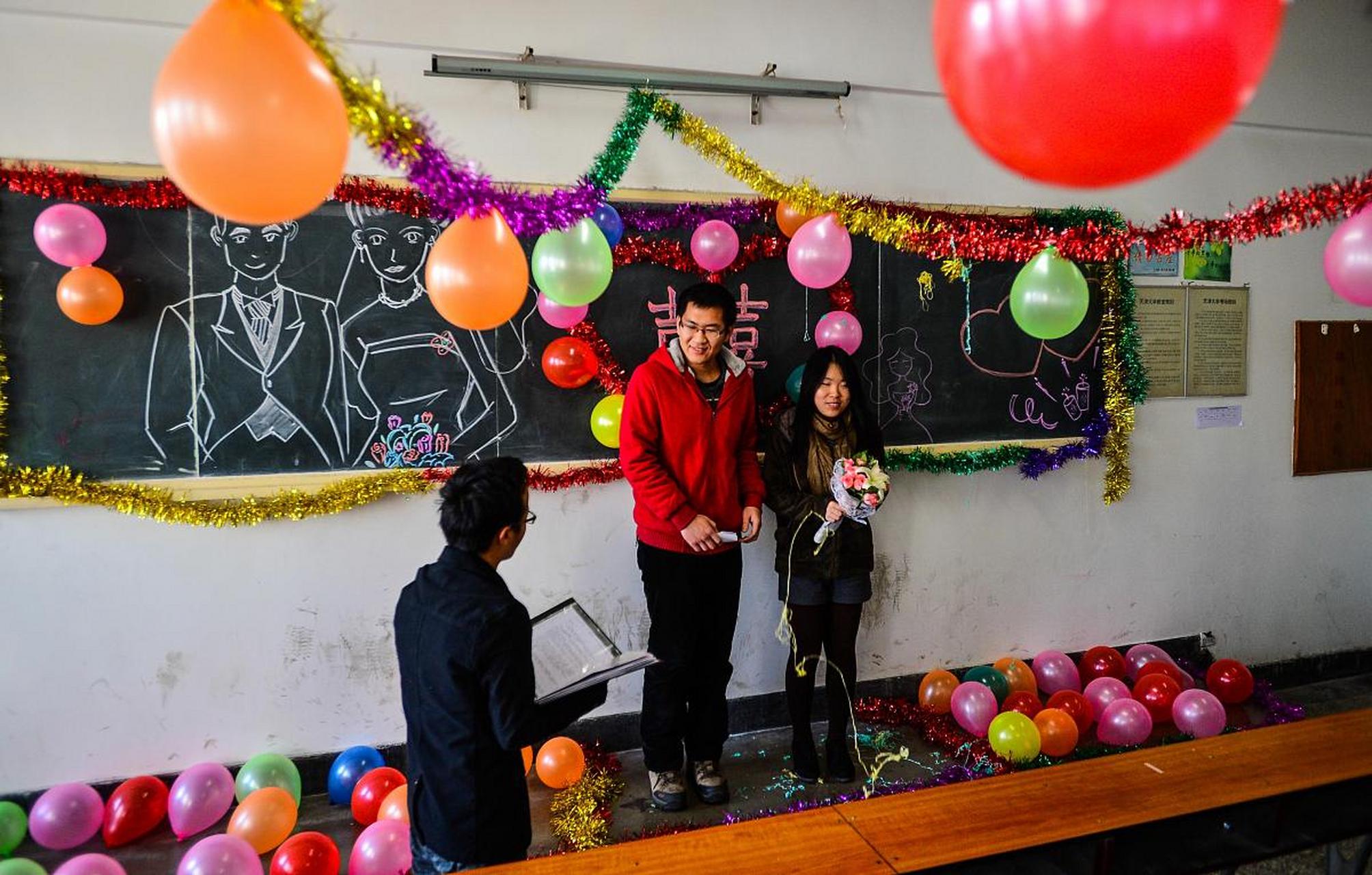 元旦狂欢,扮靓你的教室!气球彩带齐飞舞95创意diy或比拼谁更妙?