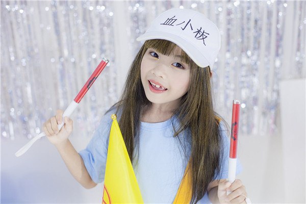 同样是小学生cos,躲过了超萌哪吒,看到小丑女坐不住了