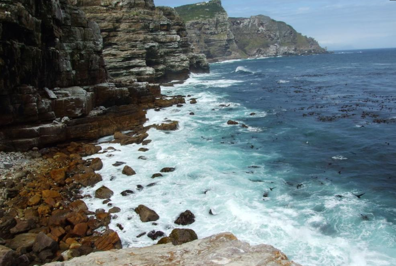 苏伊士运河通航前,来往于亚欧之间的船舶都经过好望角.