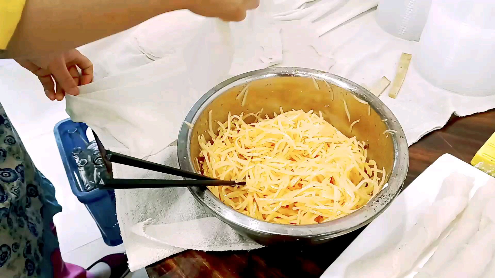 清涧煎饼用纯荞麦做成,不论什么菜都可以卷,那不是一般的美味