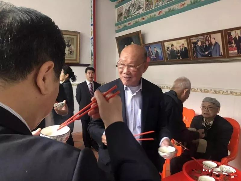 泰国潮商陈汉士回潮阳谷饶家乡过年 给七十岁以上老人发红包!