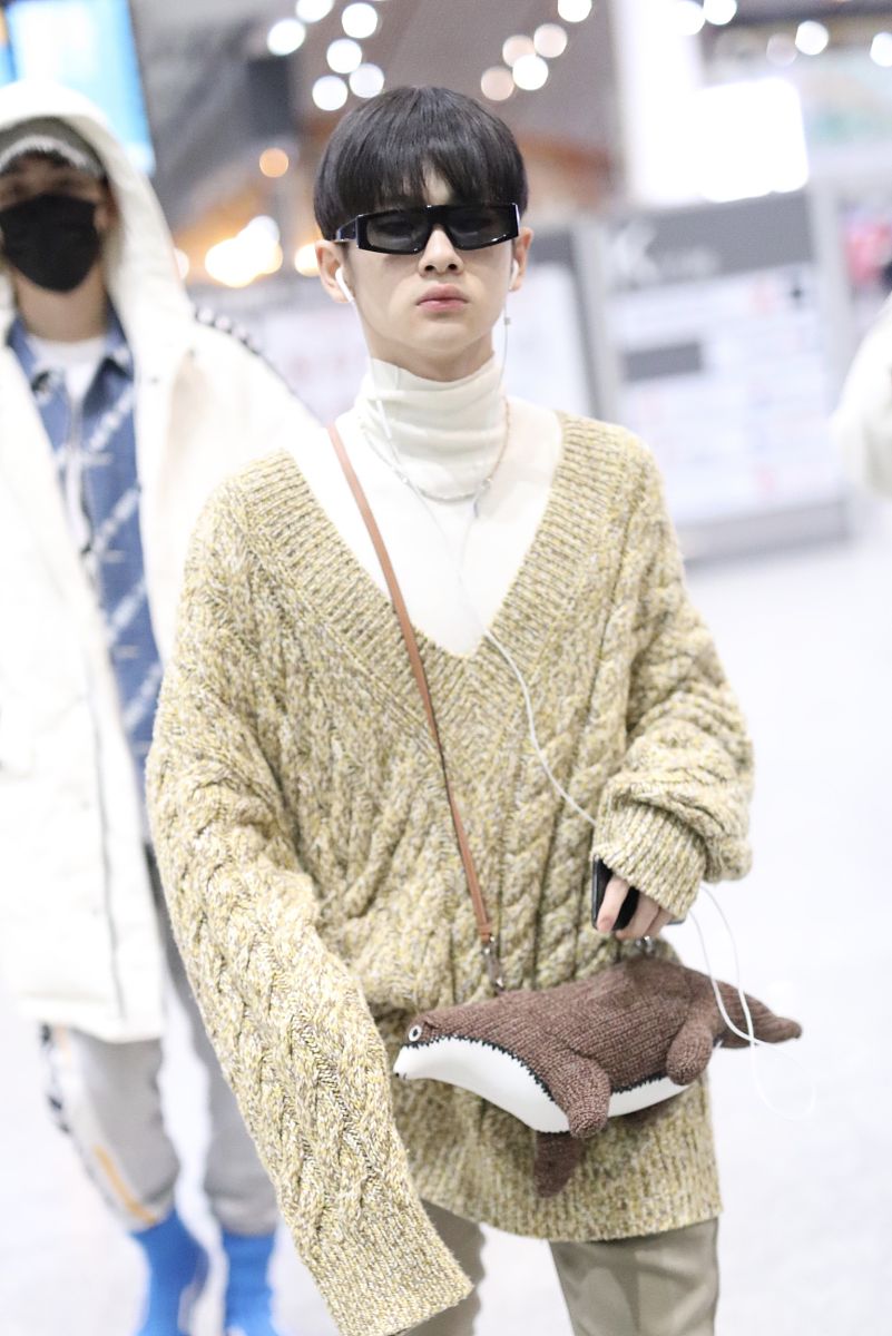 周震南街拍:麻花毛衣搭配converse帆布鞋 海狮挎包萌系奶奶风