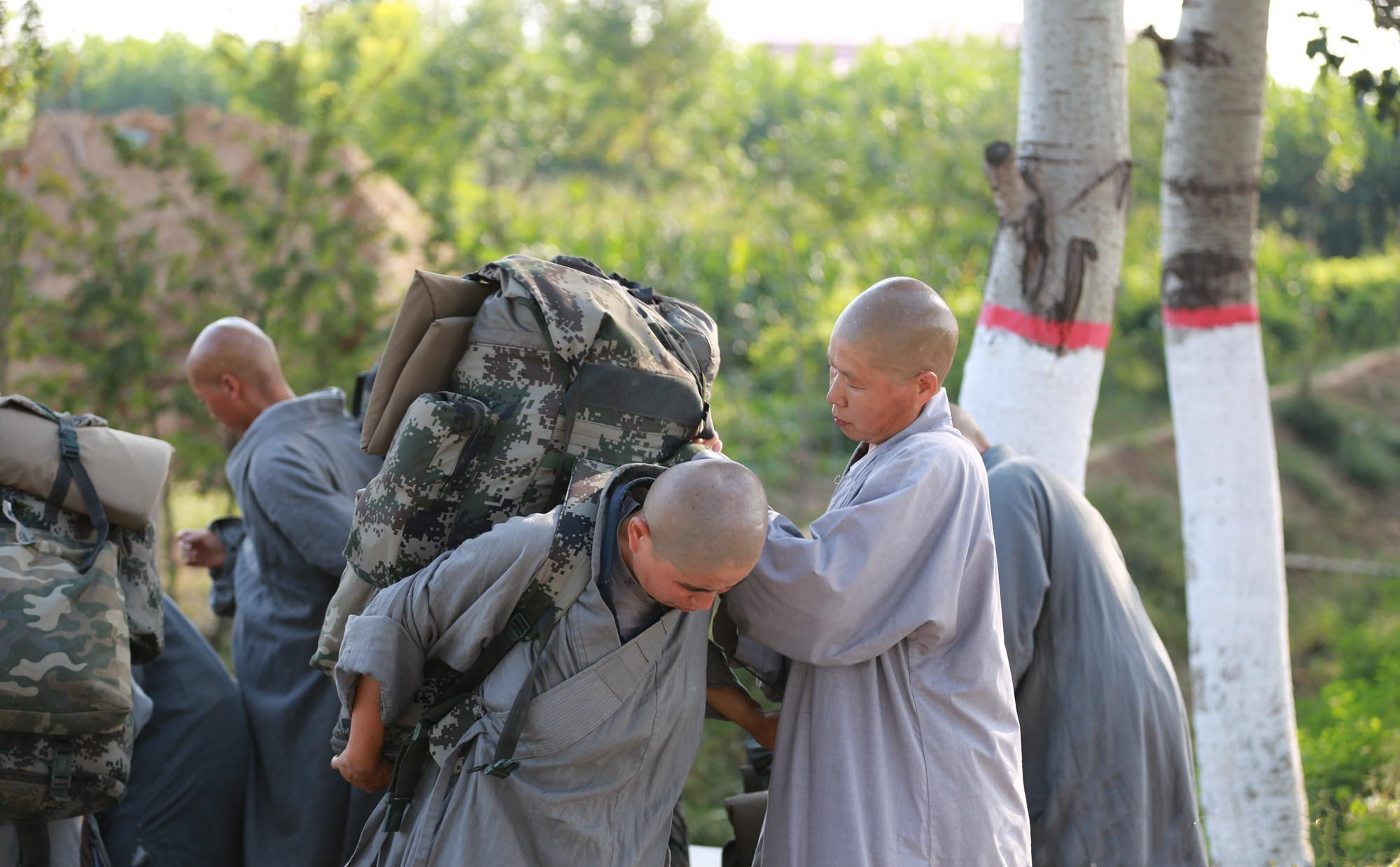 不同于少林寺的彻底商业化,该寺庙却"禁止给钱",僧人很清苦