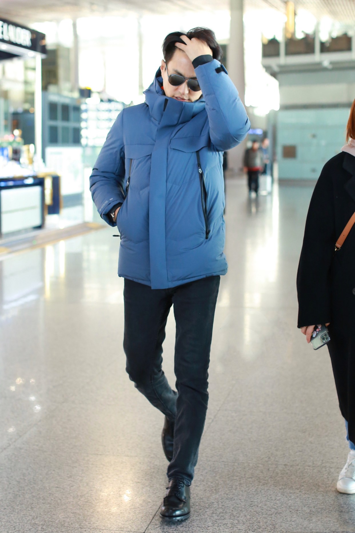 老干部靳东现身,183身高穿羽绒服帅气,轻松演绎成熟男人的魅力