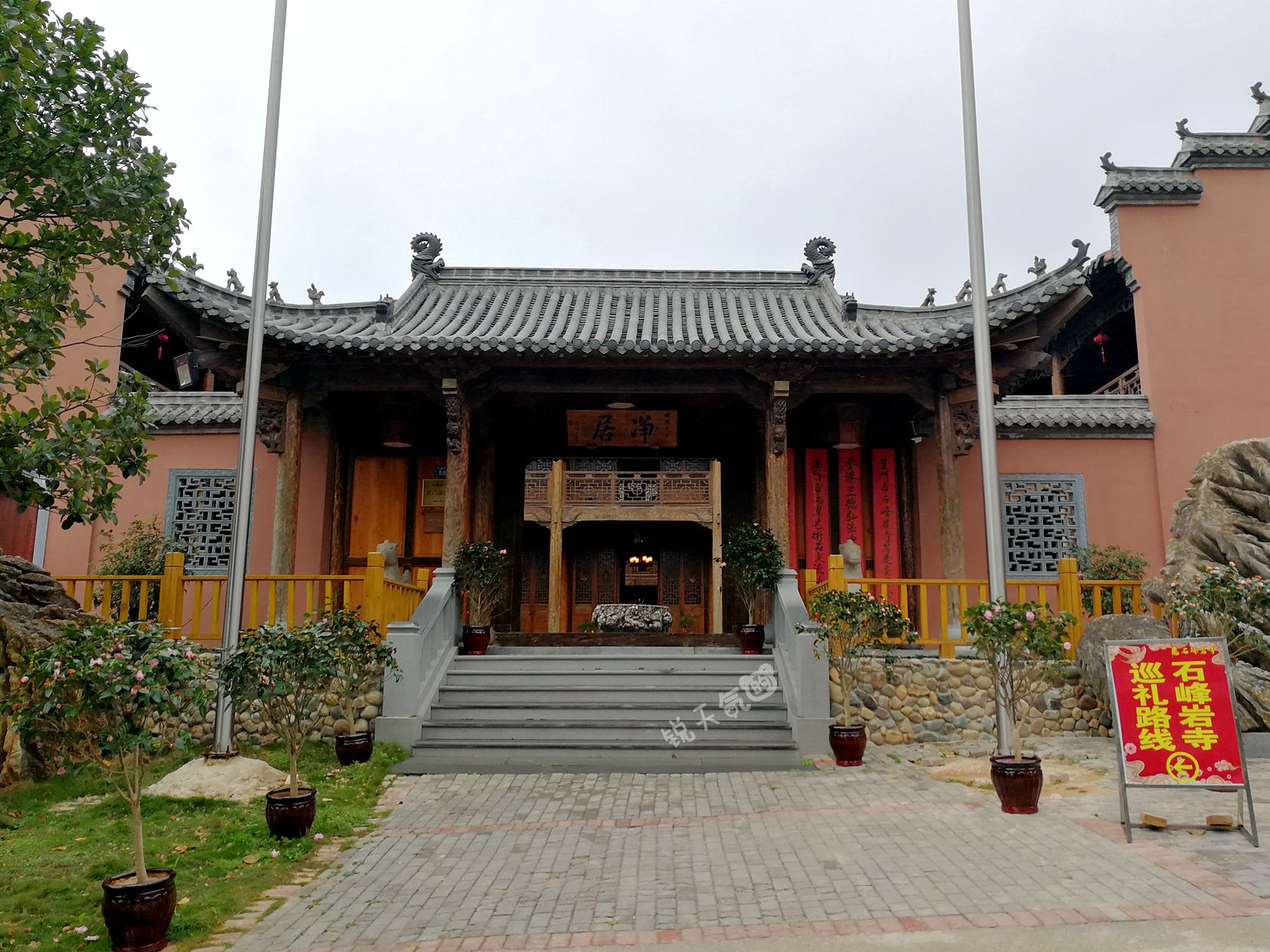 早春时节,山寺里的茶花开得正艳