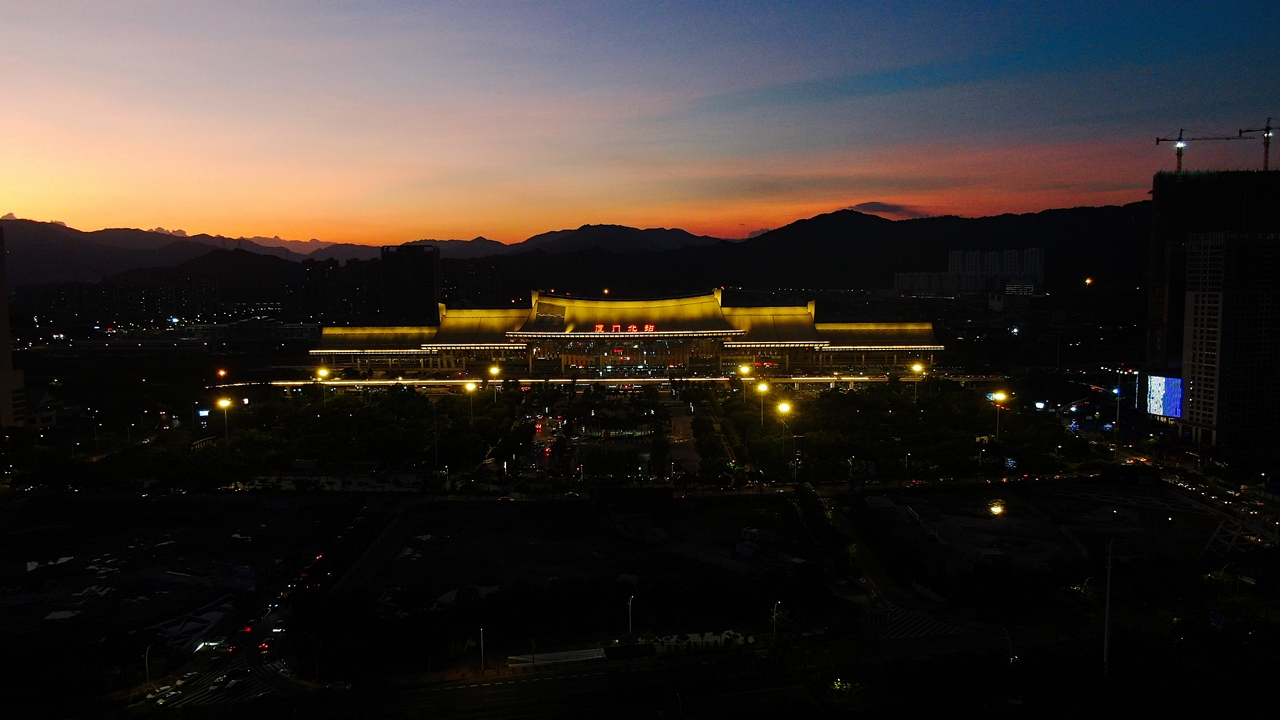 航拍镜头下的福建厦门北站夜景风光,画面很美