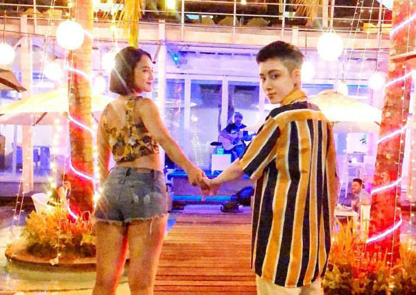 她是落跑甜心痴傻女主,因烂演技走红,如今娶妻频秀恩爱