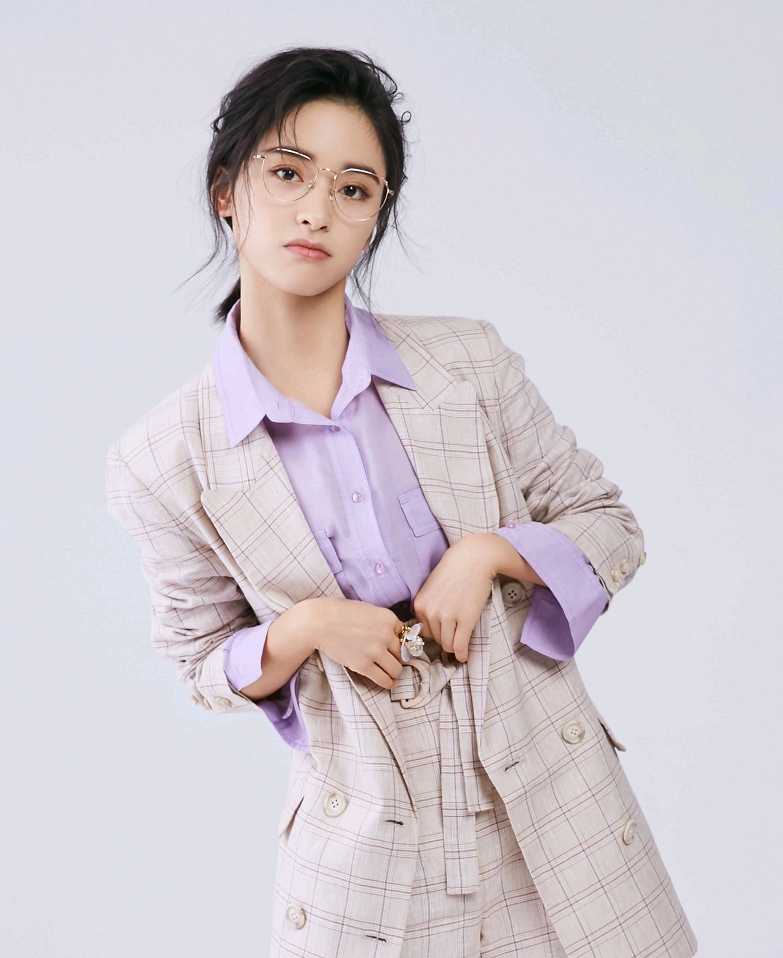 沈月开年大片,叛逆少女与职场女性任意切换