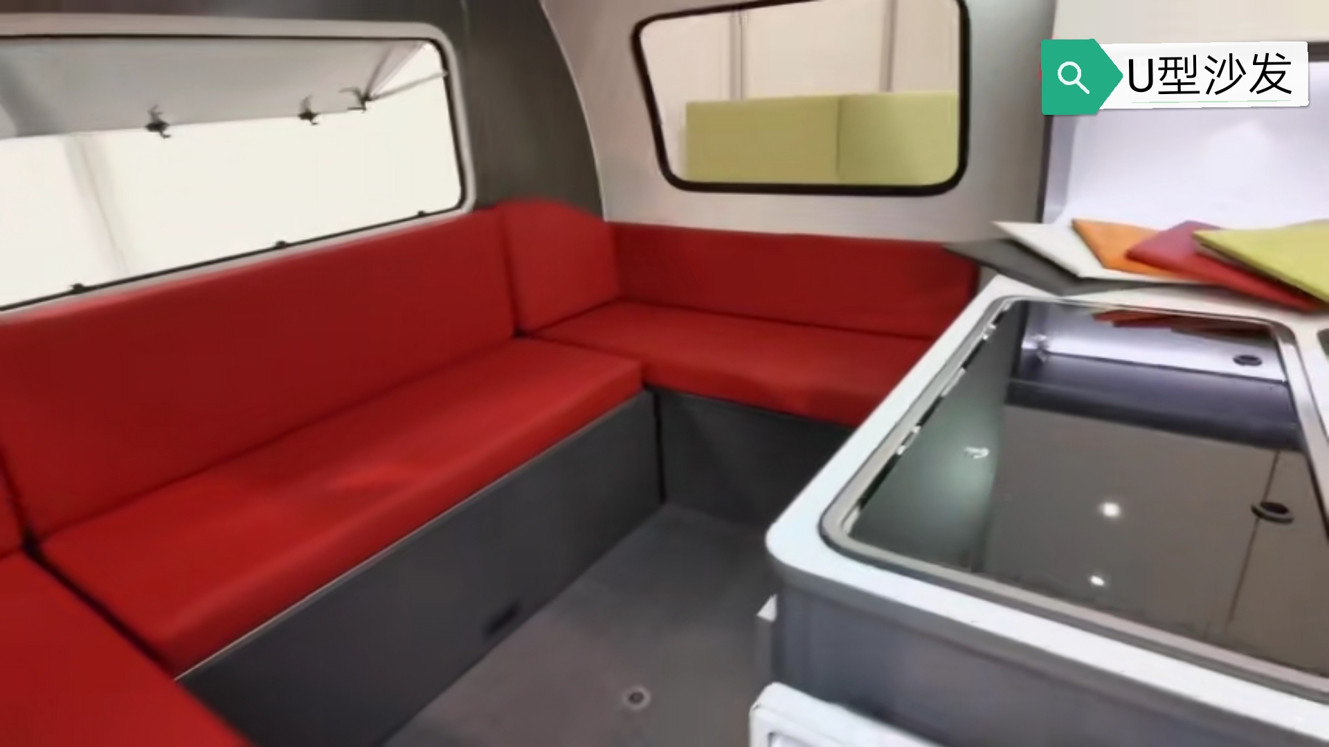 会客区位于房车的车头一侧,是一个u型的沙发会客区,沙发采用红色的