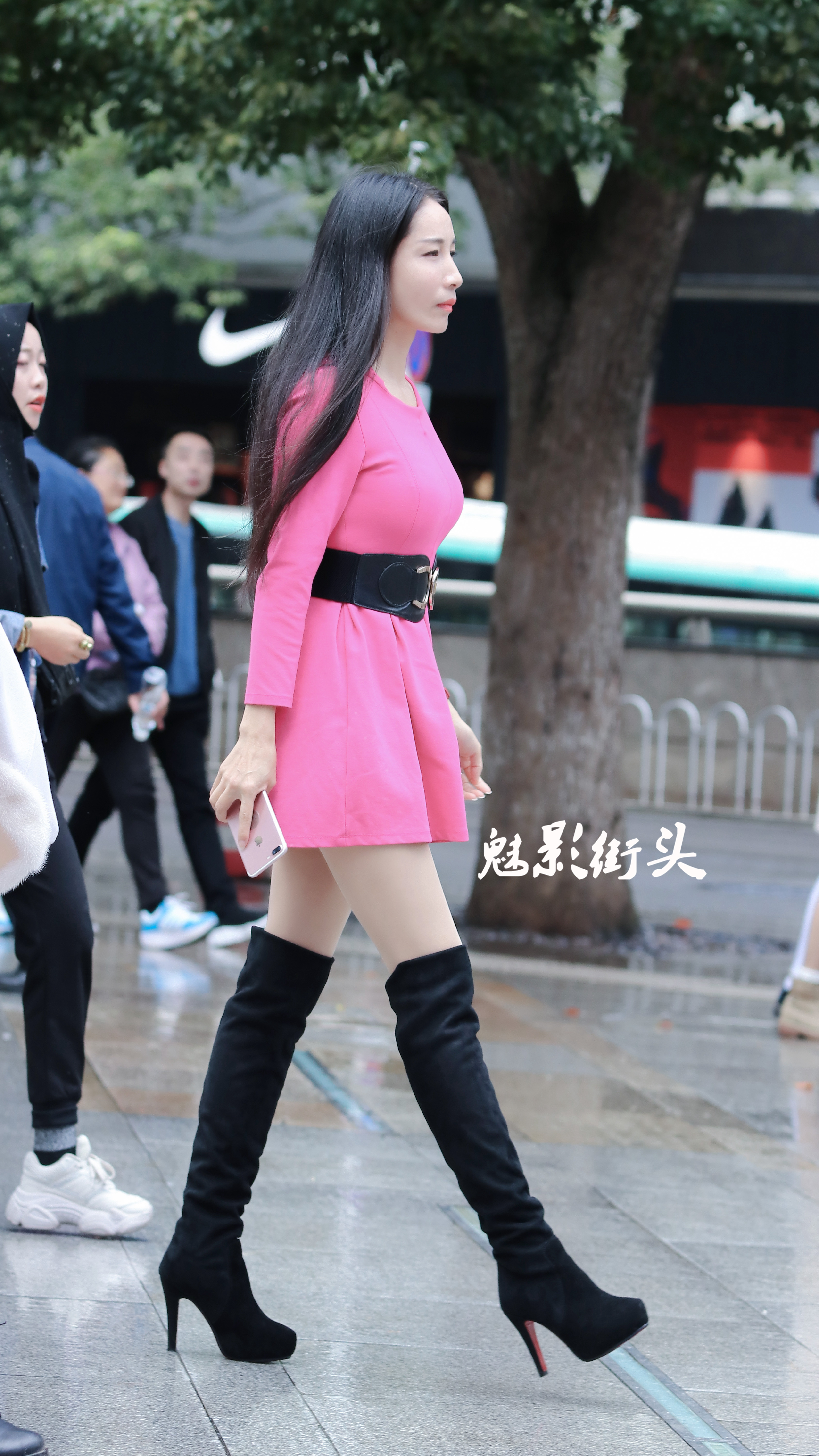 街拍:简约的高筒靴,百搭的特性将成为冬季不可或缺的时尚主力