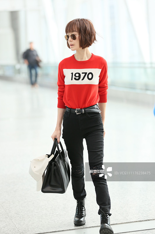 陈鲁豫红黑look狂秀美腿 戴黑超星范十足引追拍