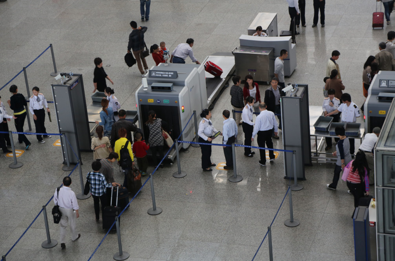 当然,我们进出火车站的时候,都必须接受安检,看似很平常的安检