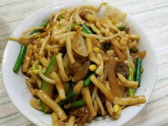 牛肉小饭 炒炮 炒炮是一种面食,两头滚圆,长短好似小炮仗.