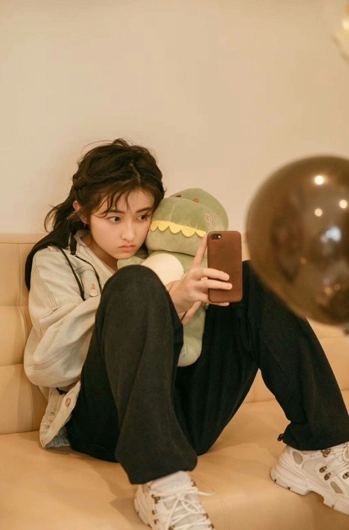 未成年女星张子枫出席活动造型遭吐槽,网友:穿得像个服务员!