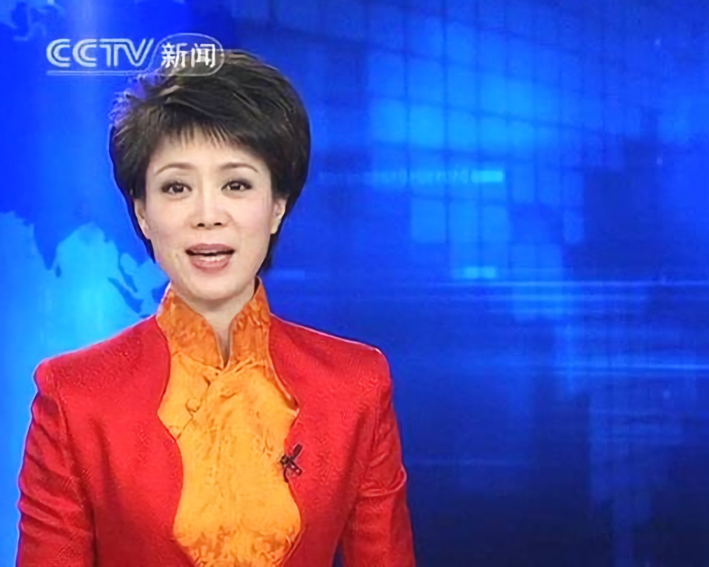 图中的李文静一袭红衣,性感妩媚,本以为,她古板似个老古董,其实性感