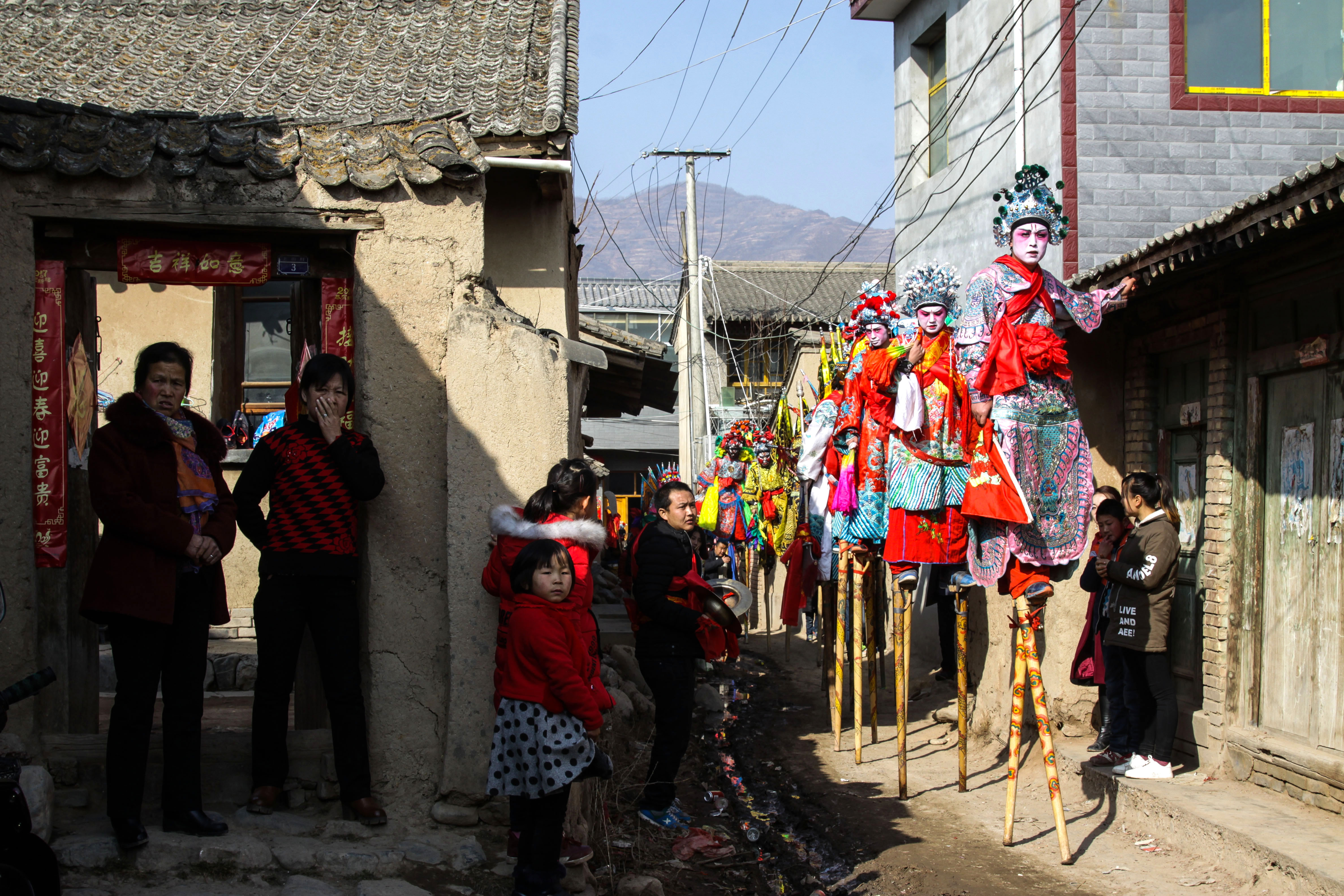中国传统民俗文化,甘肃武山滩歌长腿人,踩高跷过大年
