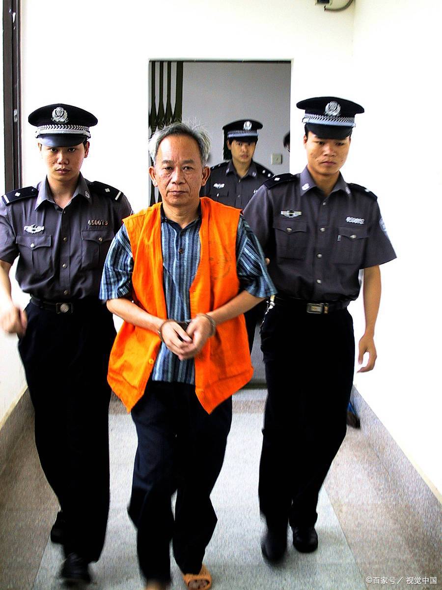 钟南山荣获勋章总裁赖小民重婚贪17亿不同的选择有不同的人生