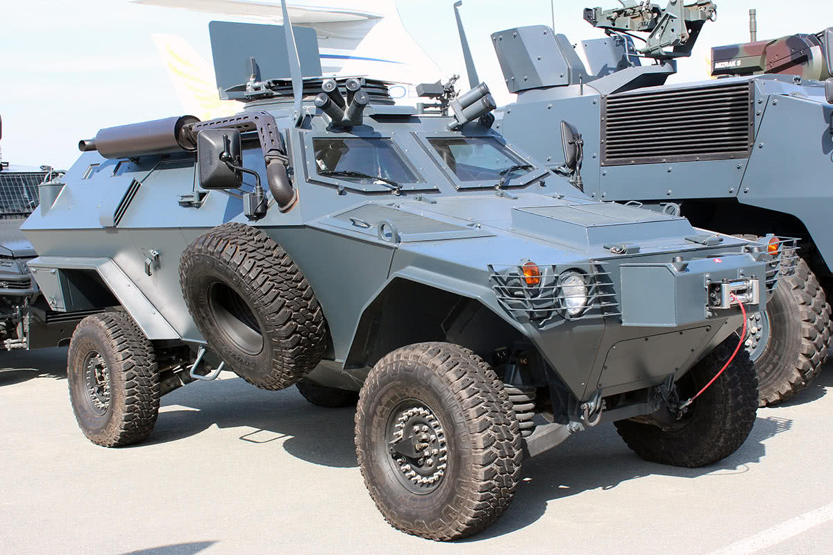 图中这款则是土耳其奥托卡公司的"眼镜蛇(cobra)轮式装甲车.