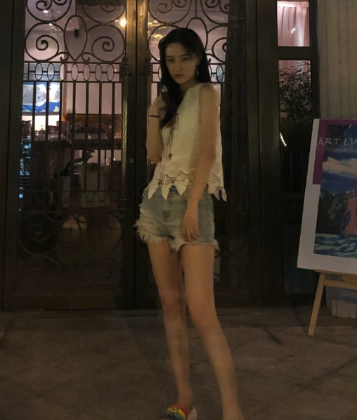 清纯全靠装?新版铁心兰备受吐槽,梁婧娴私服却爱"蹦迪风"