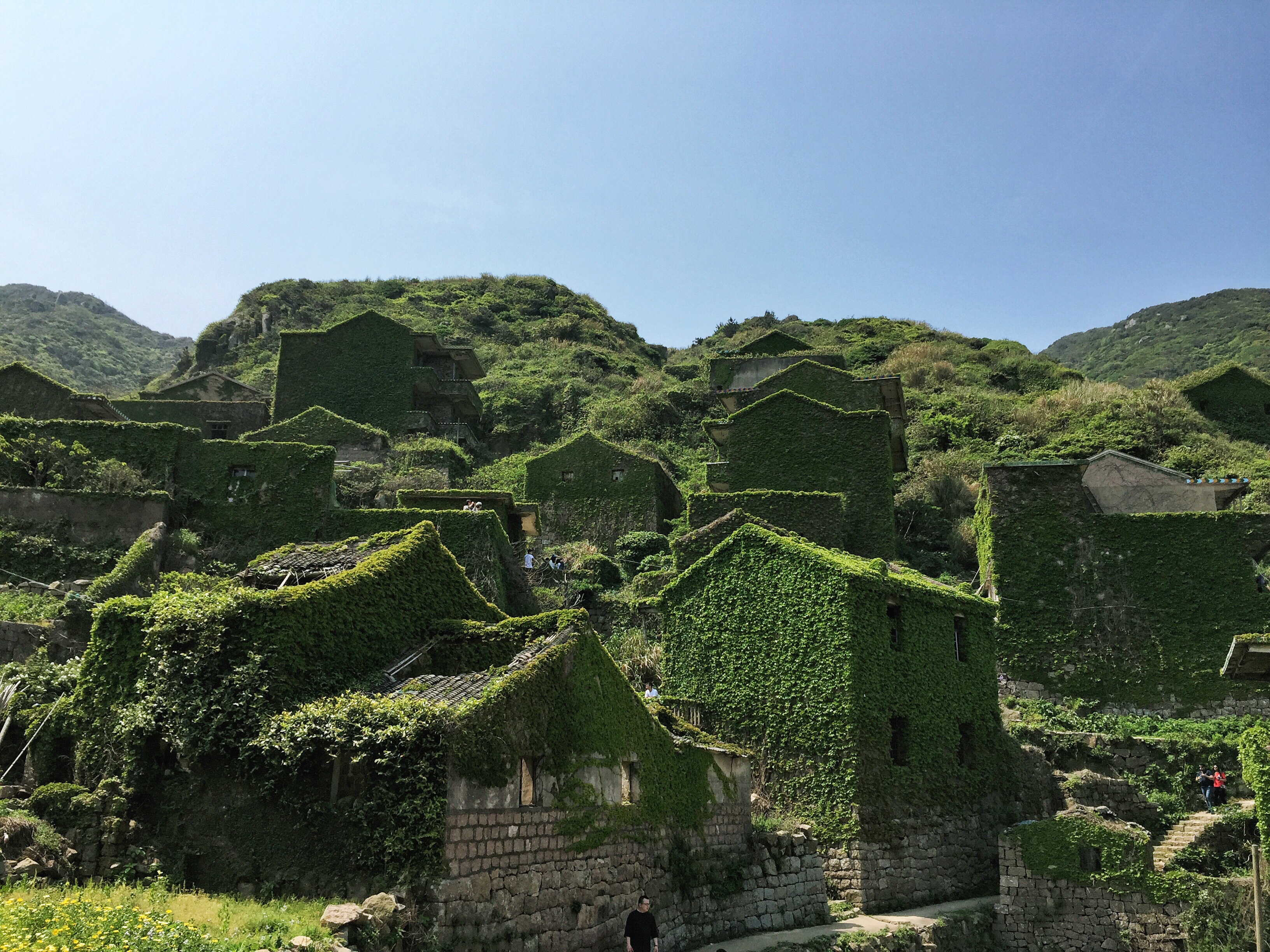 被废弃了十余年的无人小渔村,如今却引来无数游人花钱来拍照