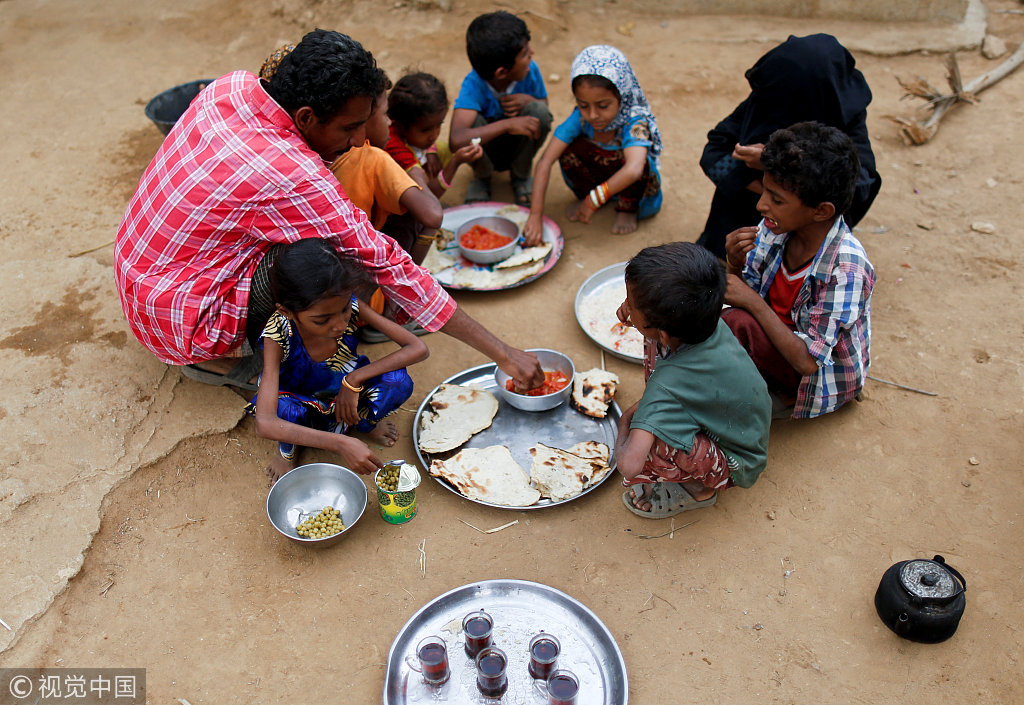 也门哈贾省al-jaraib村,10岁的afaf hussein正在吃