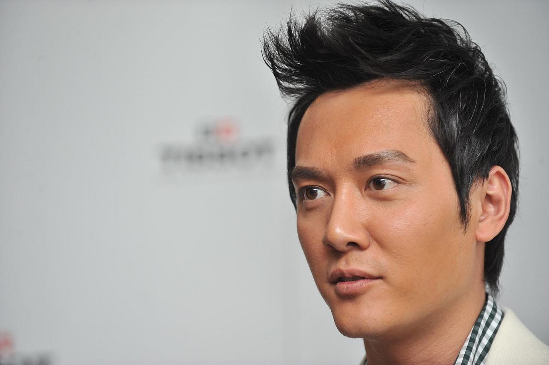 冯绍峰的早期怼脸生图,除了发际线,几乎无可挑剔[左捂脸]!