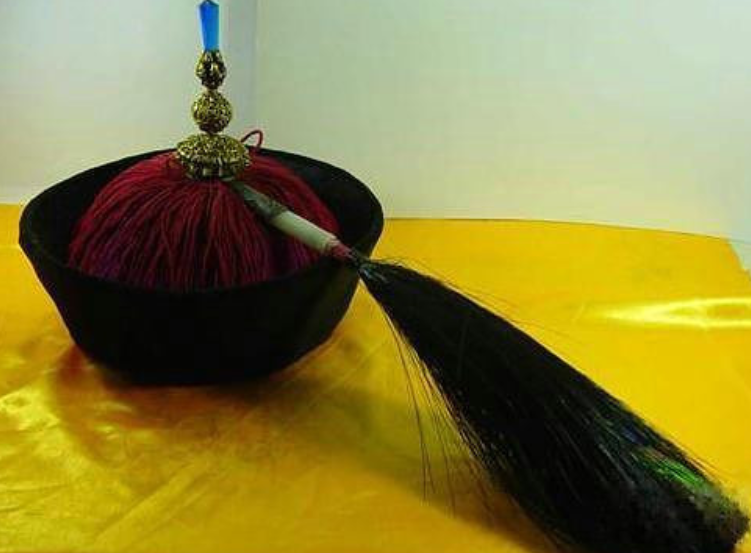 清朝官帽有等级之分,令人意料不到的是,顶戴的珠子竟如此值钱!