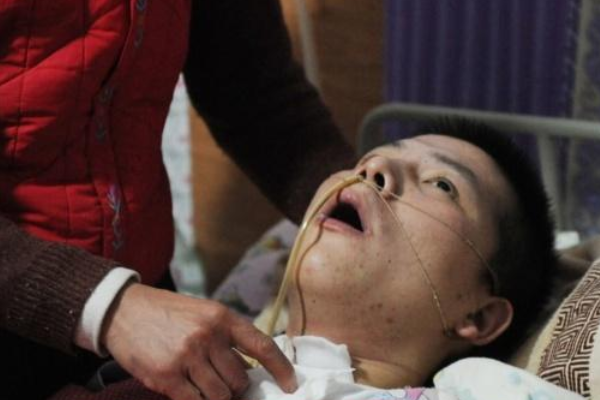 男子因为沉迷游戏,拿起装农药的瓶子就往嘴里倒,结果成了植物人