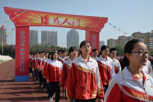 招远一中举行高三学子成人礼仪式,1500余名同学走过"成人门"