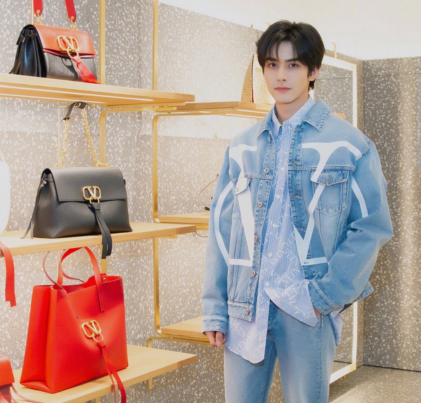 宋威龙看不出只有20岁!浓眉大眼英气足,穿衣风格更是成熟又有范