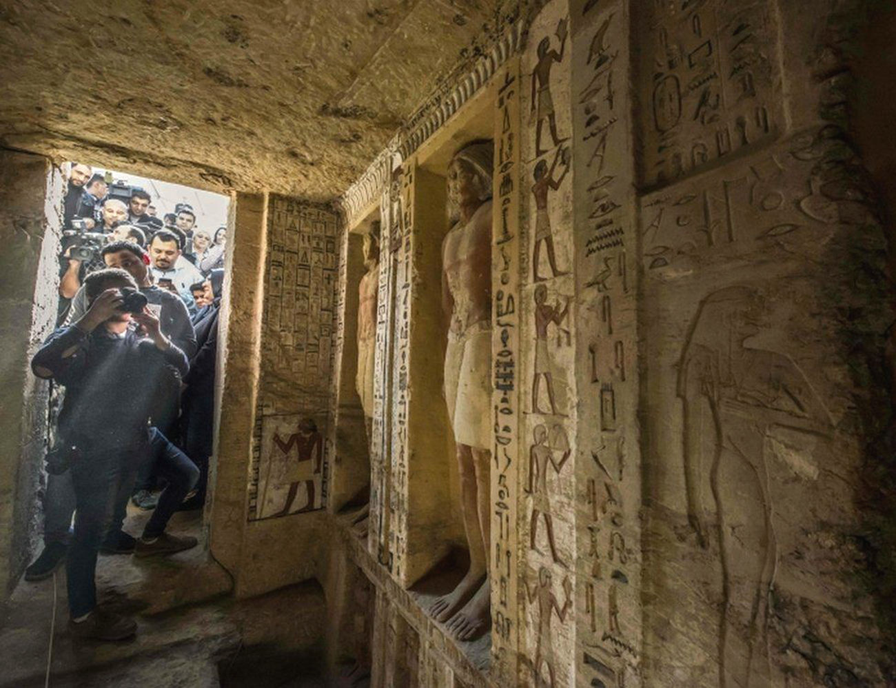 埃及金字塔群发现4400年前古墓:里面别有洞天,巨大人像栩栩如生