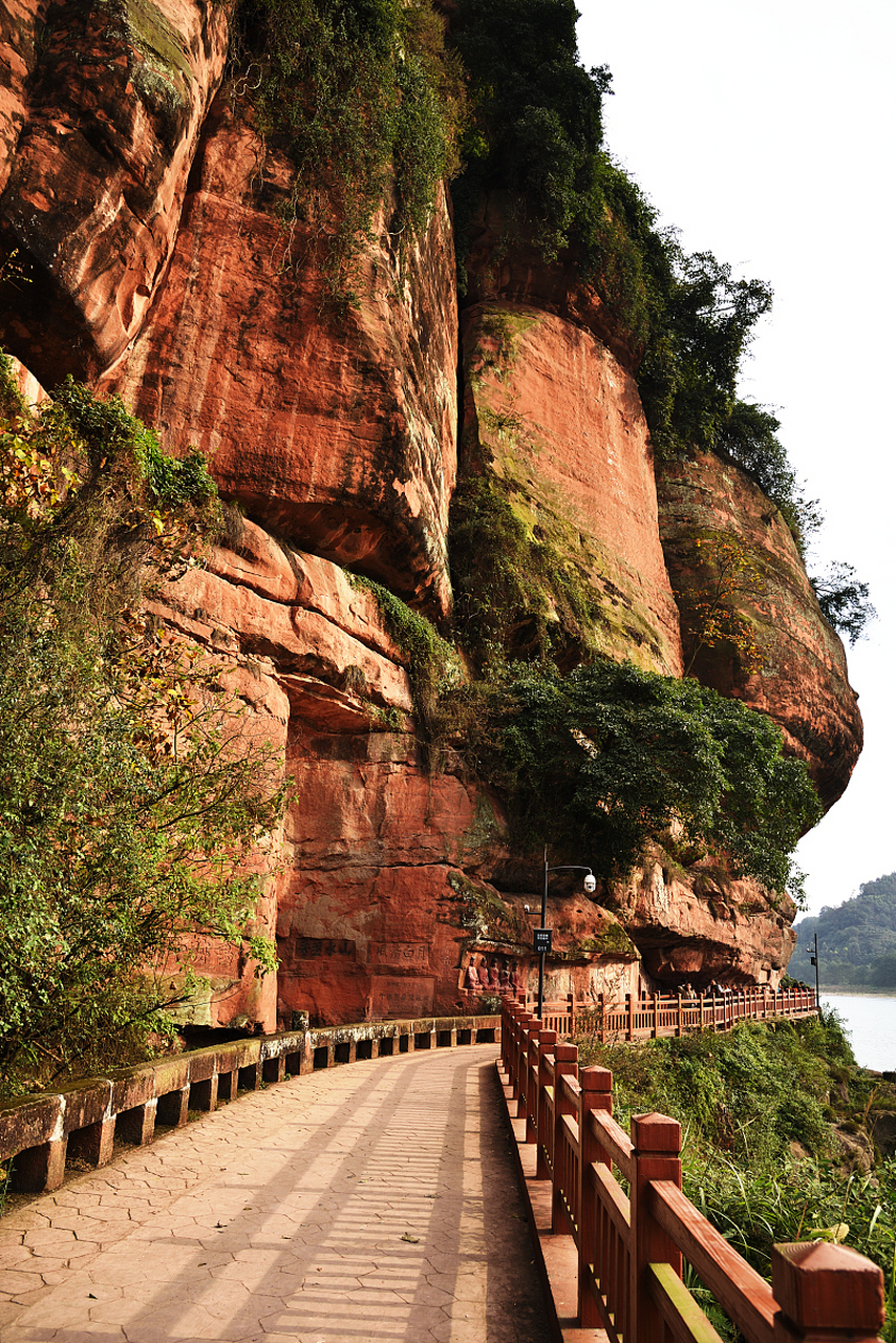 丹霞山:丹霞山位于广东省韶关市,是一个以丹霞地貌著称的自然保护区.