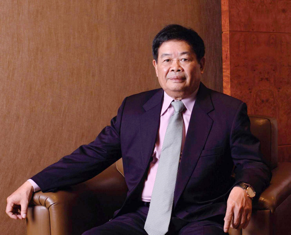 但是在1985年,曹德旺看到了汽车玻璃市场的机会,于是曹德旺转战汽车