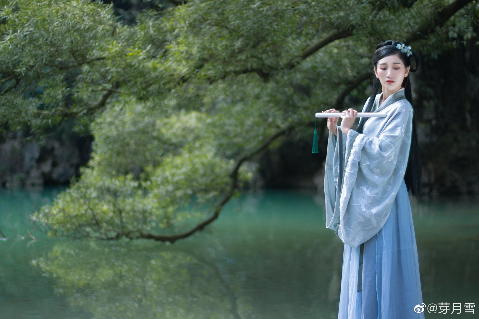 待我长发及腰,玉人何处吹箫,泪雨霖铃道巧,霓虹谁许情娆.汉服