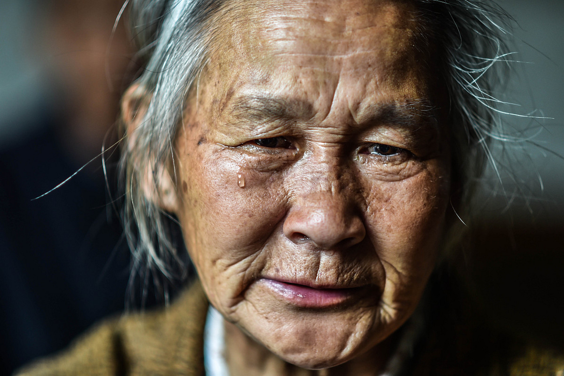 老人被骗79万元崩溃哭泣  哎,大家有没有听过这档子事儿?