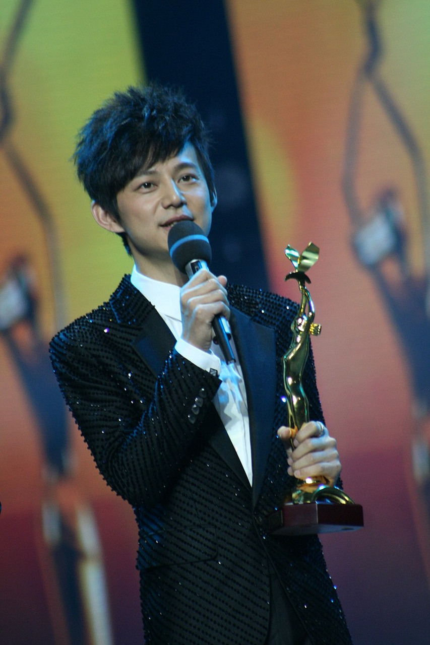 主持人何炅,1974年4月28日出生于湖南长沙