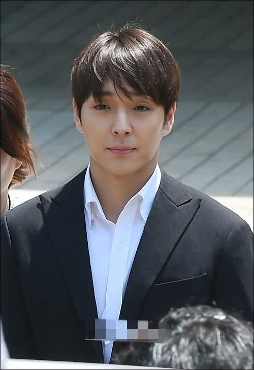 崔钟勋双手捆绑正式被拘留 表情轻松不见愁云一言不发