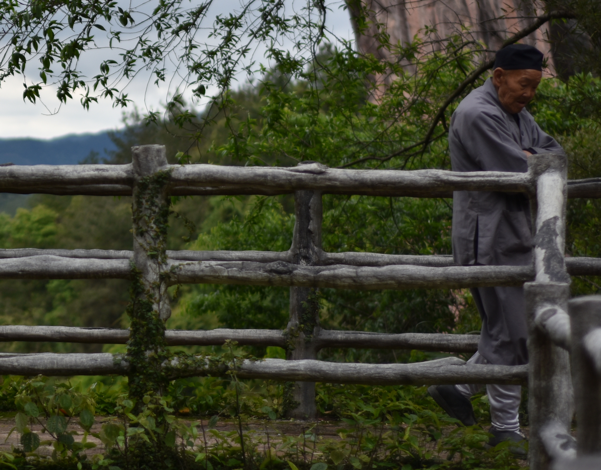 在山水秘境里,遇见一个僧人,他用二维码收钱,在黑龙潭沐浴