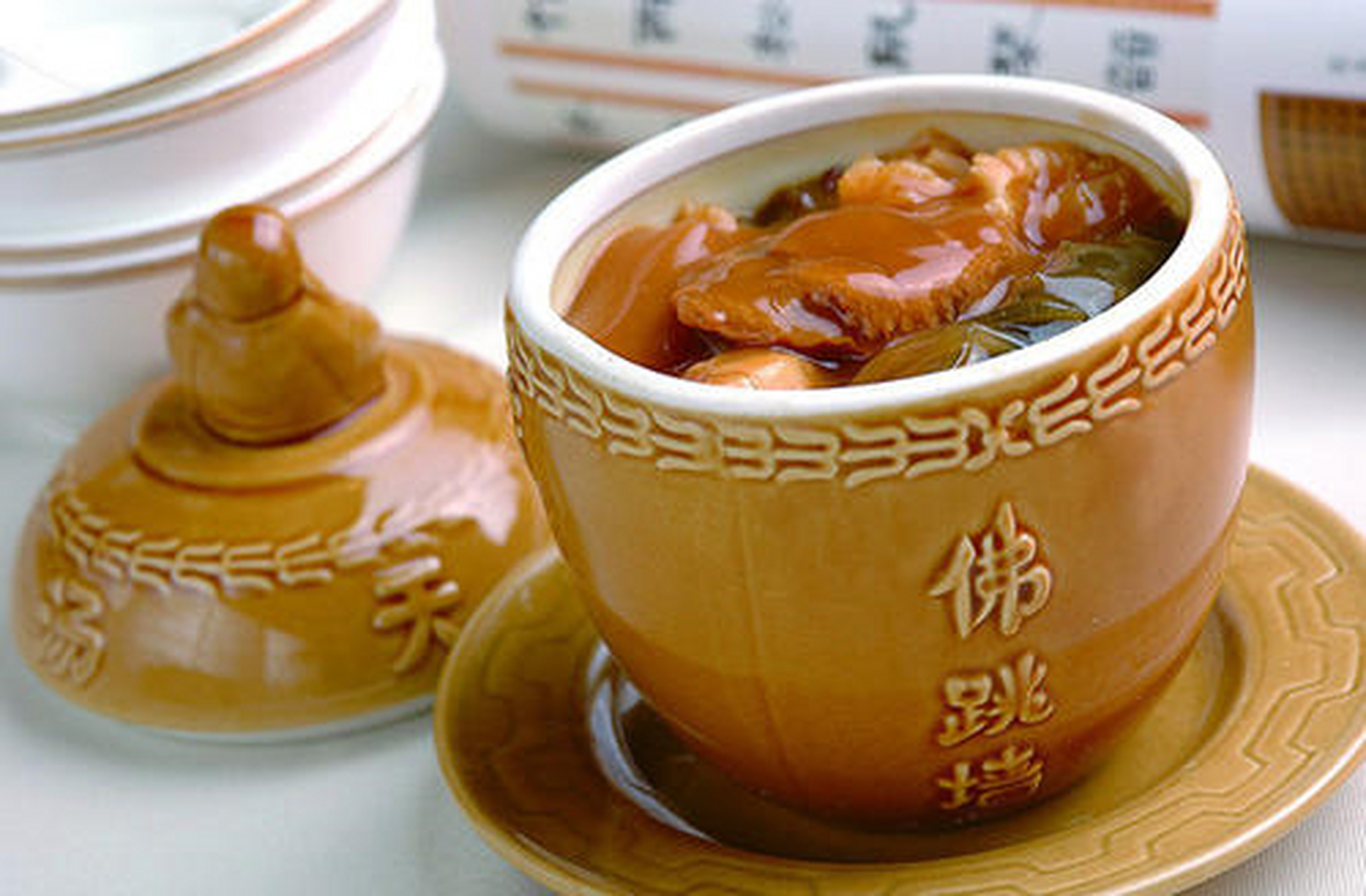 佛跳墙,又名"满坛香","福寿全",是福州的首席名菜,是福州名菜馆聚春园