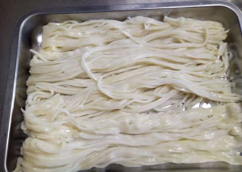 陕西特色美食,西安凉皮筋道可口嘹得很,你吃过吗?