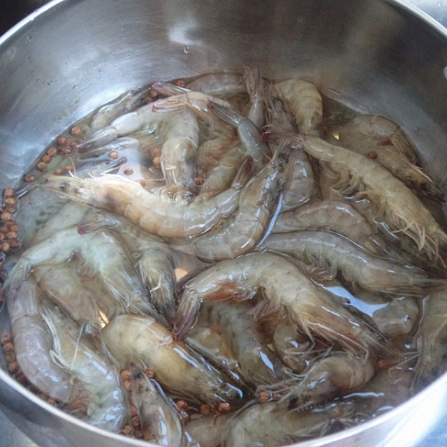 做法步骤: 第9步,虾煮熟,捞出沥干水,配上料汁即可享用. 小贴士