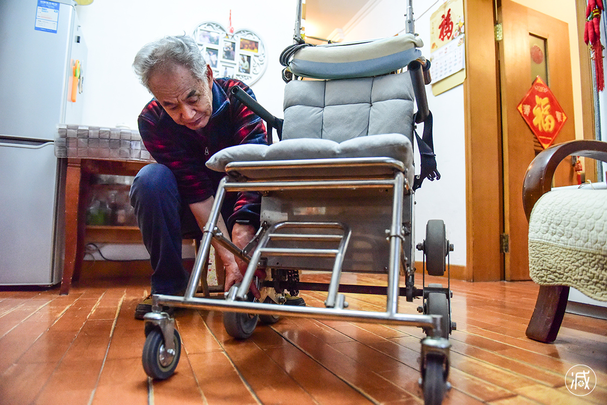 为方便无腿妻子上下楼 青岛大爷自制爬楼轮椅