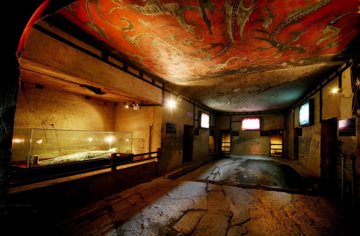 河南柿园汉墓出土珍贵文物,专家耗时两个月,把它切下来搬走