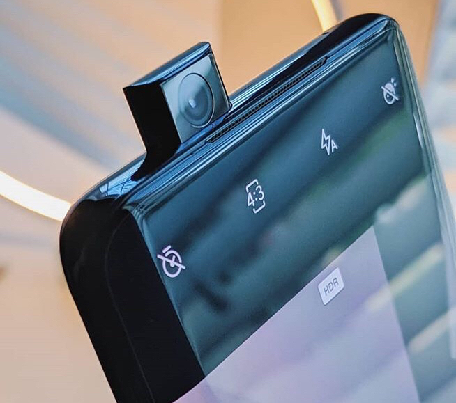 一加7pro的前置摄像头从水滴屏幕变成了和vivo一样的弹出设计,一加7