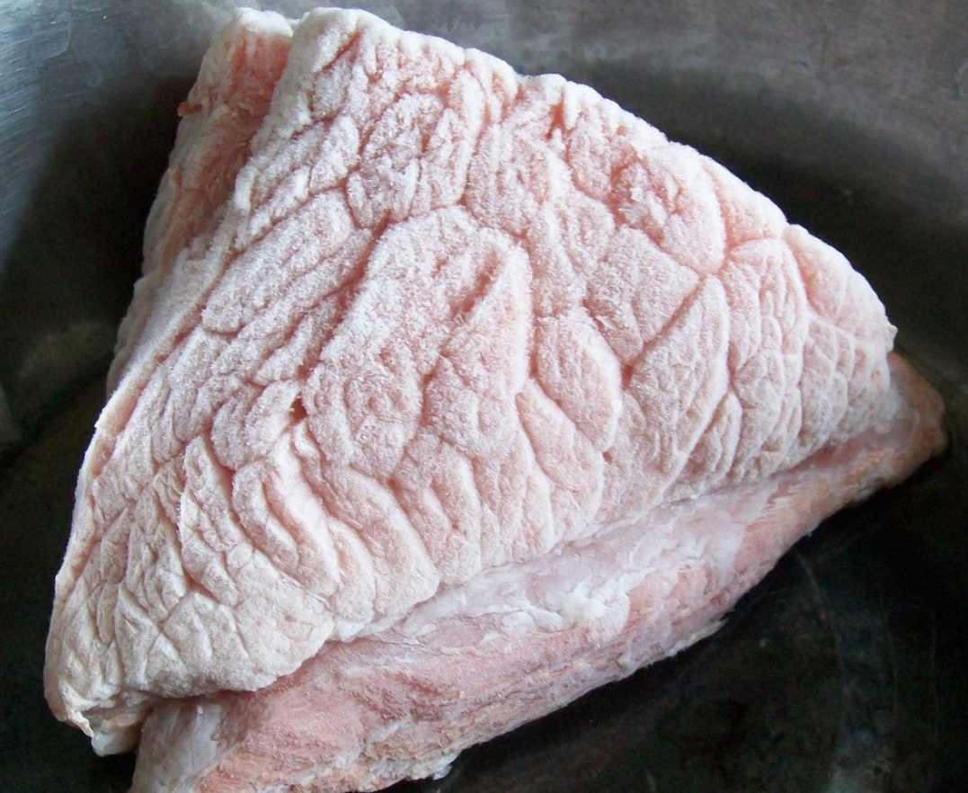 冰箱里的冷冻肉还在用水泡?学会这招,5分钟快速解冻