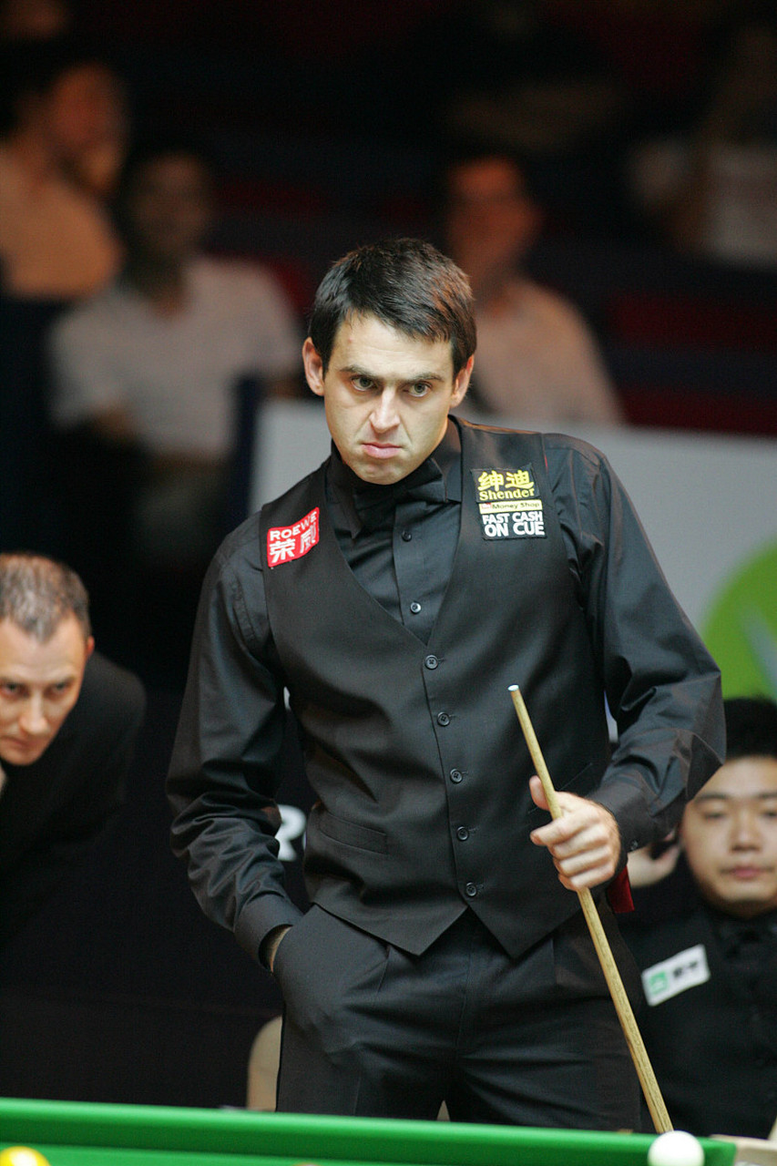 罗尼·奥沙利文是斯诺克运动中的璀璨明星,以其精准的走位,快速的击球